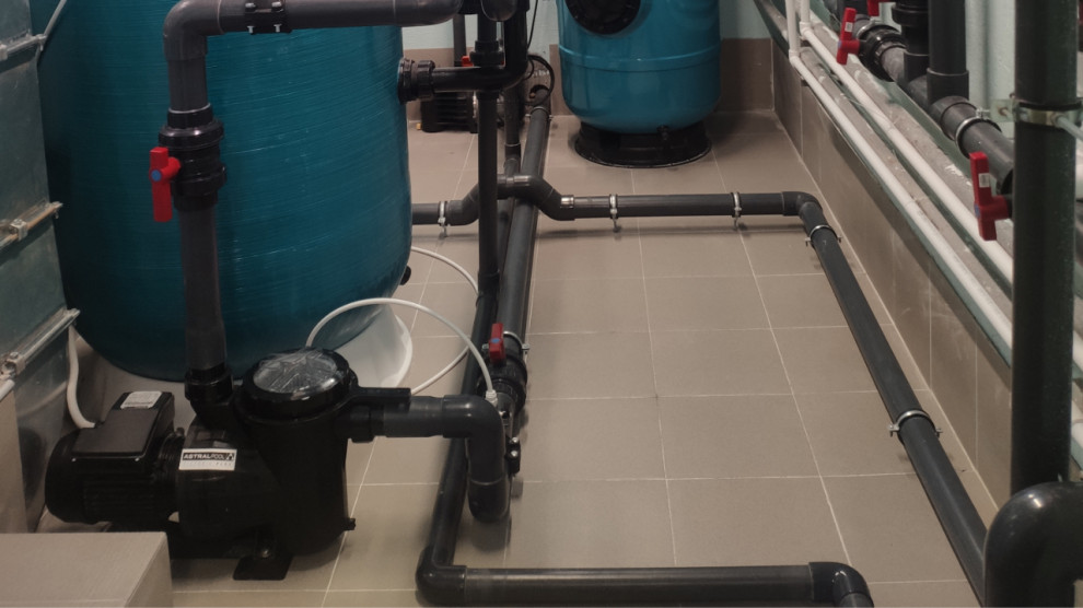 Плавательные бассейны в клубе грудничкового плавания