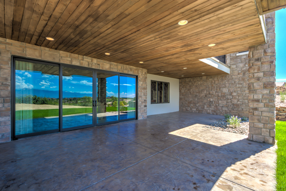 Example of a transitional home design design in Denver