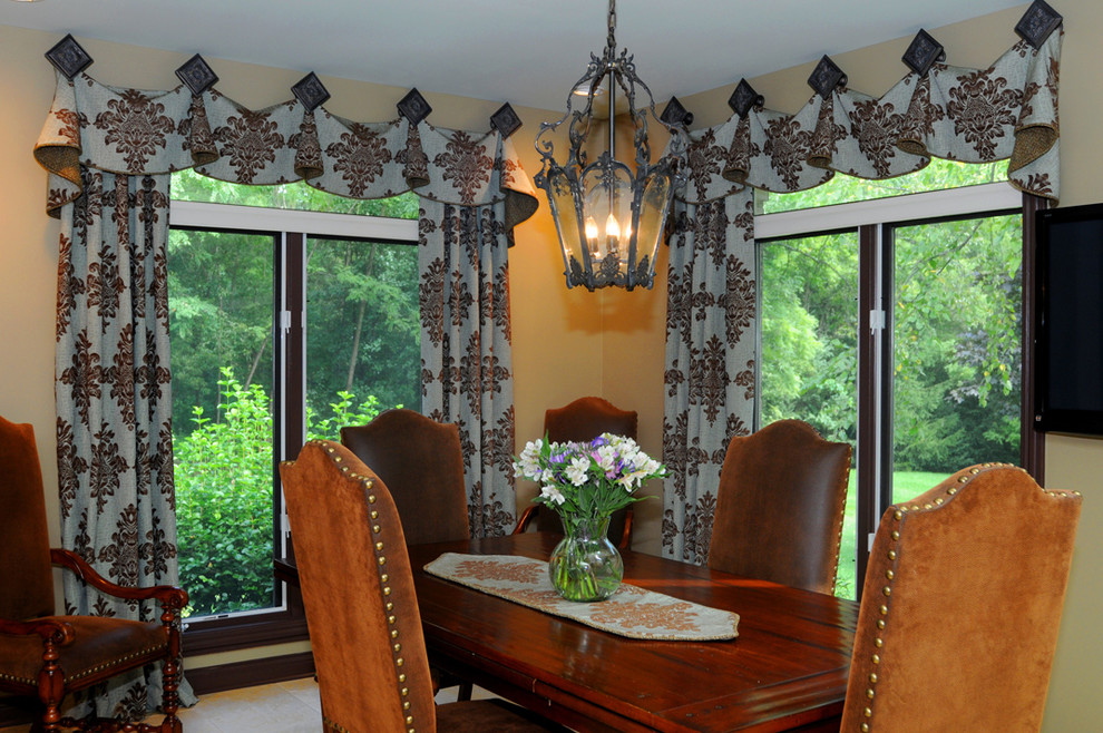 Example of a transitional dining room design in Chicago
