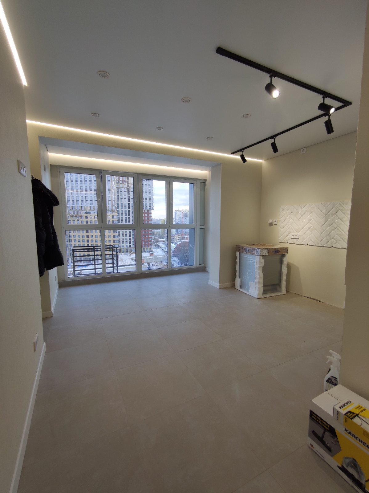 Кухня с большими окнами