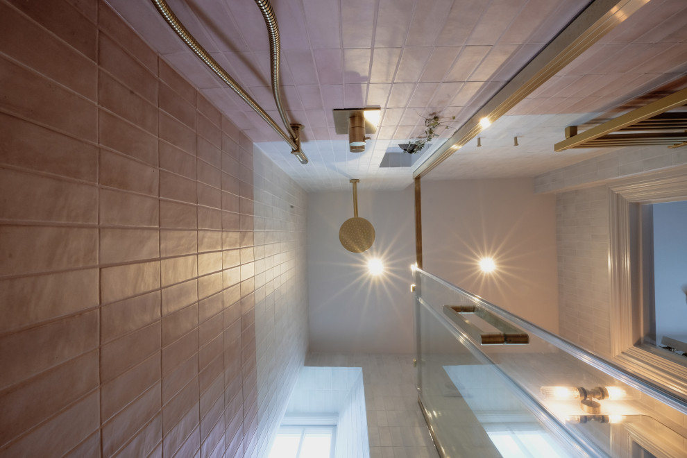 На фото: ванная комната в современном стиле с открытым душем, розовой плиткой, керамической плиткой, белыми стенами, полом из керамической плитки, душевой кабиной, подвесной раковиной, розовым полом, душем с раздвижными дверями и нишей