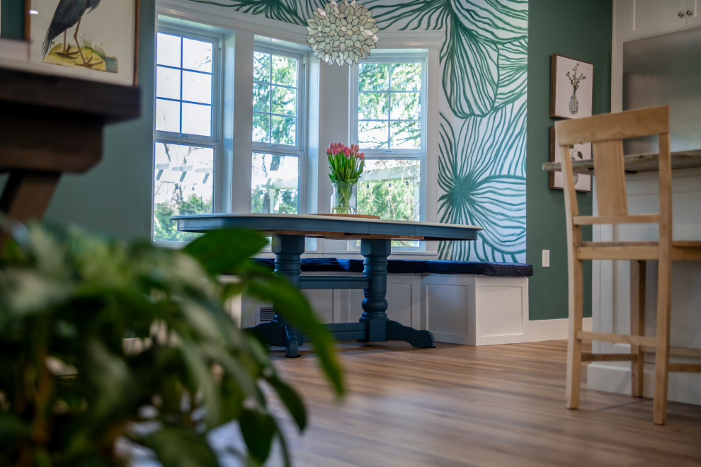 Esempio di una sala da pranzo aperta verso il soggiorno eclettica di medie dimensioni con pavimento in vinile, pavimento beige, soffitto a volta e pareti multicolore