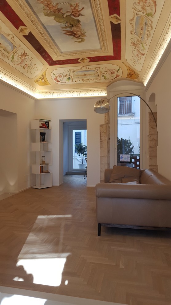 Foto di un grande soggiorno minimal aperto con pareti bianche, parquet chiaro e pavimento beige