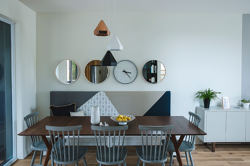 This is an example of a scandinavian dining room in Montreal.