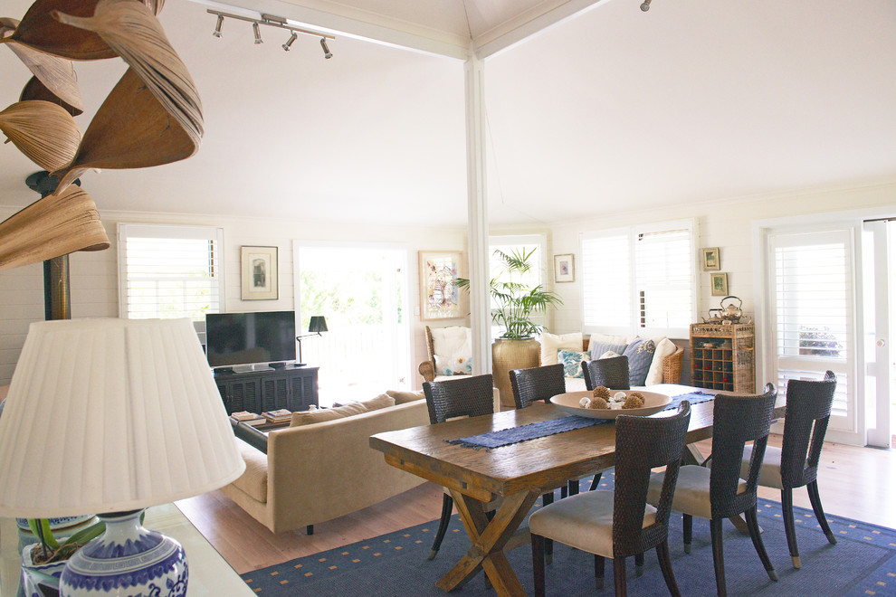 This is an example of a tropical dining room in Los Angeles.