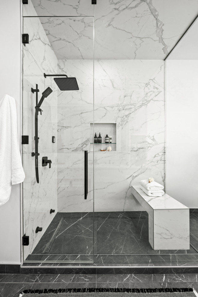 Exempel på ett stort modernt vit vitt en-suite badrum, med släta luckor, ett fristående badkar, en hörndusch, en bidé, grå kakel, vita väggar, klinkergolv i porslin, ett undermonterad handfat, bänkskiva i kvarts, grått golv och dusch med gångjärnsdörr