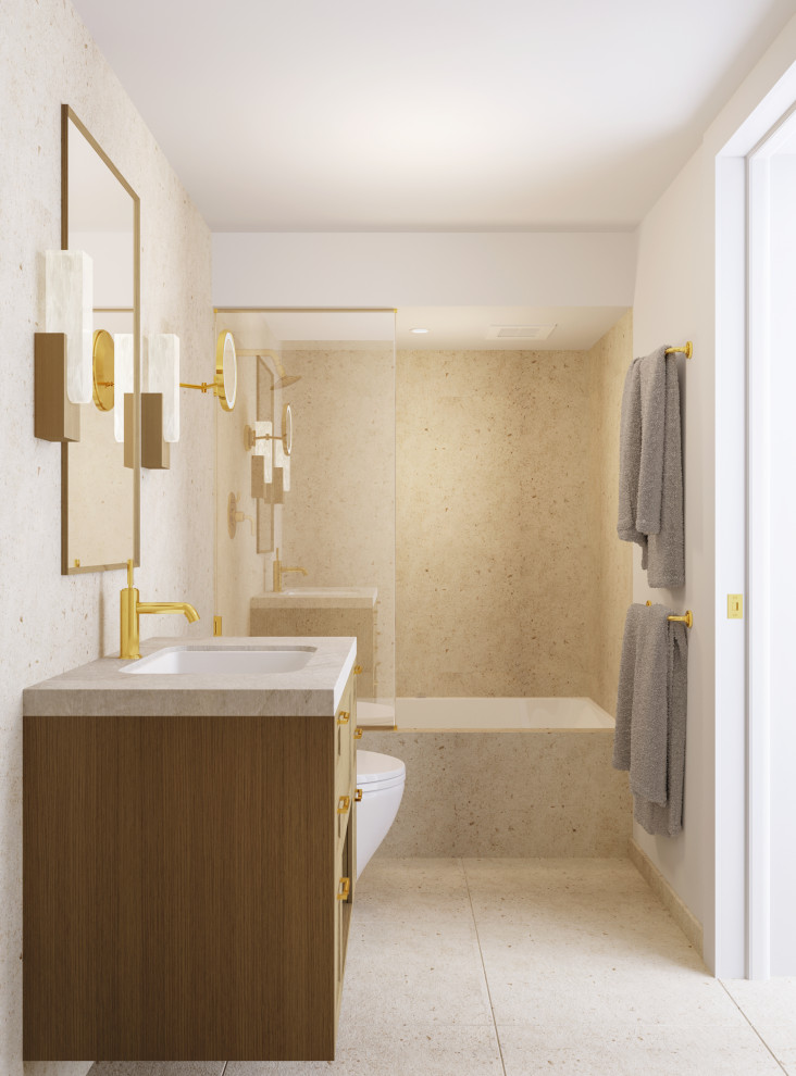 Cette image montre une salle de bain marine en bois clair de taille moyenne avec un placard à porte shaker, une baignoire en alcôve, un combiné douche/baignoire, WC à poser, un carrelage beige, du carrelage en travertin, un mur blanc, un sol en travertin, un lavabo encastré, un plan de toilette en marbre, un sol beige, aucune cabine, un plan de toilette beige, meuble simple vasque et meuble-lavabo suspendu.
