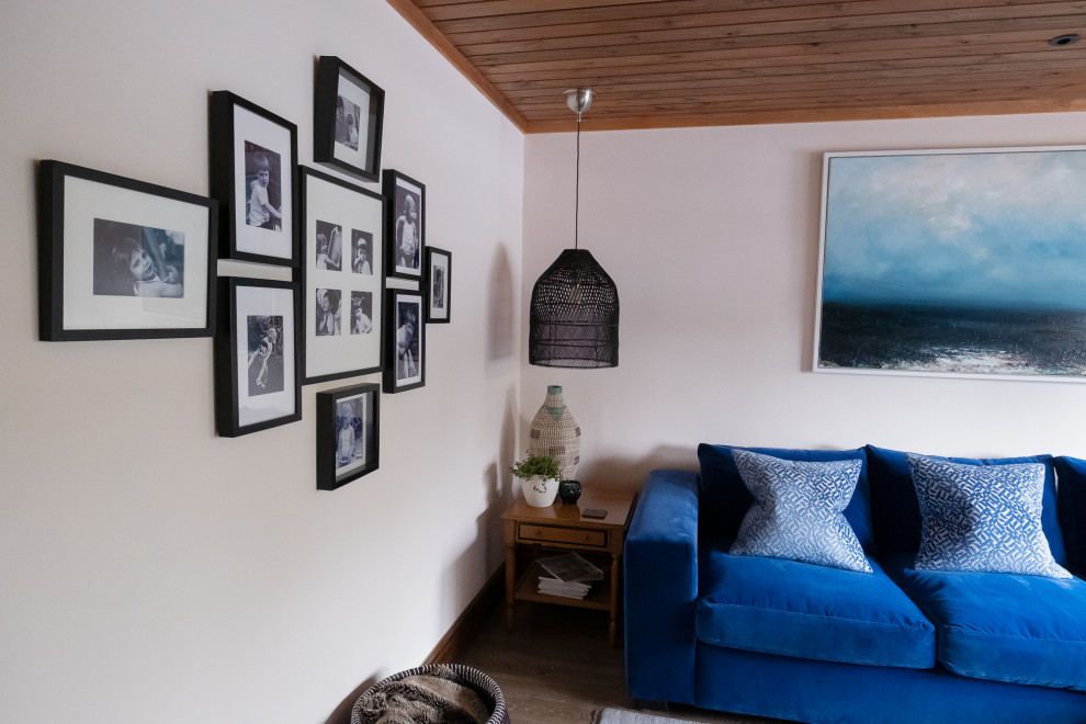 Свежая идея для дизайна: гостиная комната среднего размера в стиле фьюжн - отличное фото интерьера