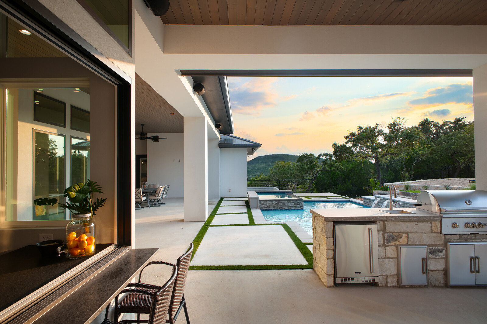 Modern: 4,950 ft², 4 BR/4 BA/2 ST home