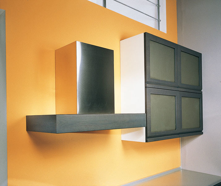 Кухня Пиано с интегрированной ручкой в фасад. Материал шпонированный МДФ