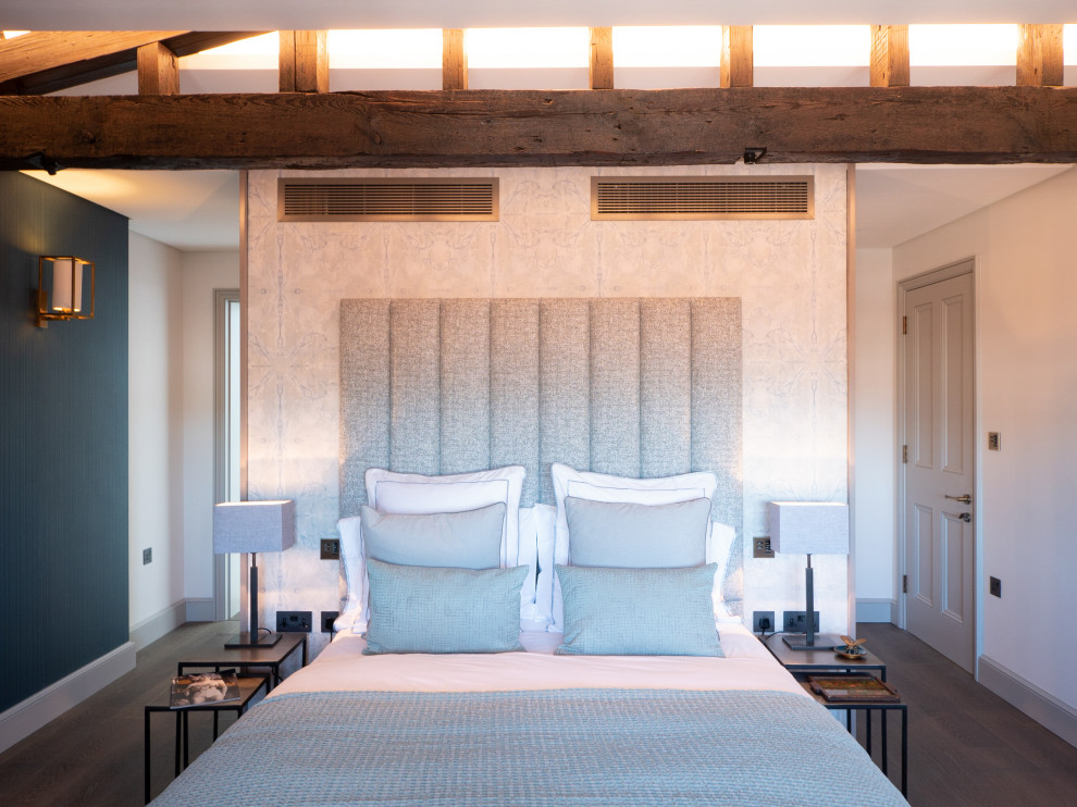 Großes Modernes Schlafzimmer mit blauer Wandfarbe, braunem Holzboden, braunem Boden, gewölbter Decke und Tapetenwänden in London