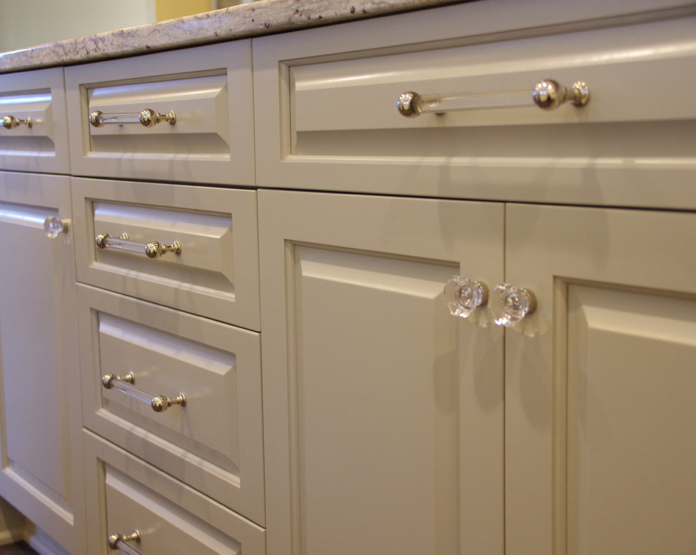 Kitchen - large transitional kitchen idea