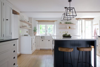 White Cabinets and Oak Shelves Refresh an English Country Kitchen (12 photos)