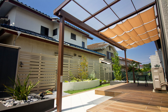 かっこいいウッド調タイルデッキの庭 Rustic Terrace Other By スペースガーデニング Houzz Uk