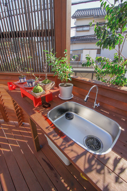 アウトドアキッチンのあるデッキバルコニー - Asiático - Terraza y 