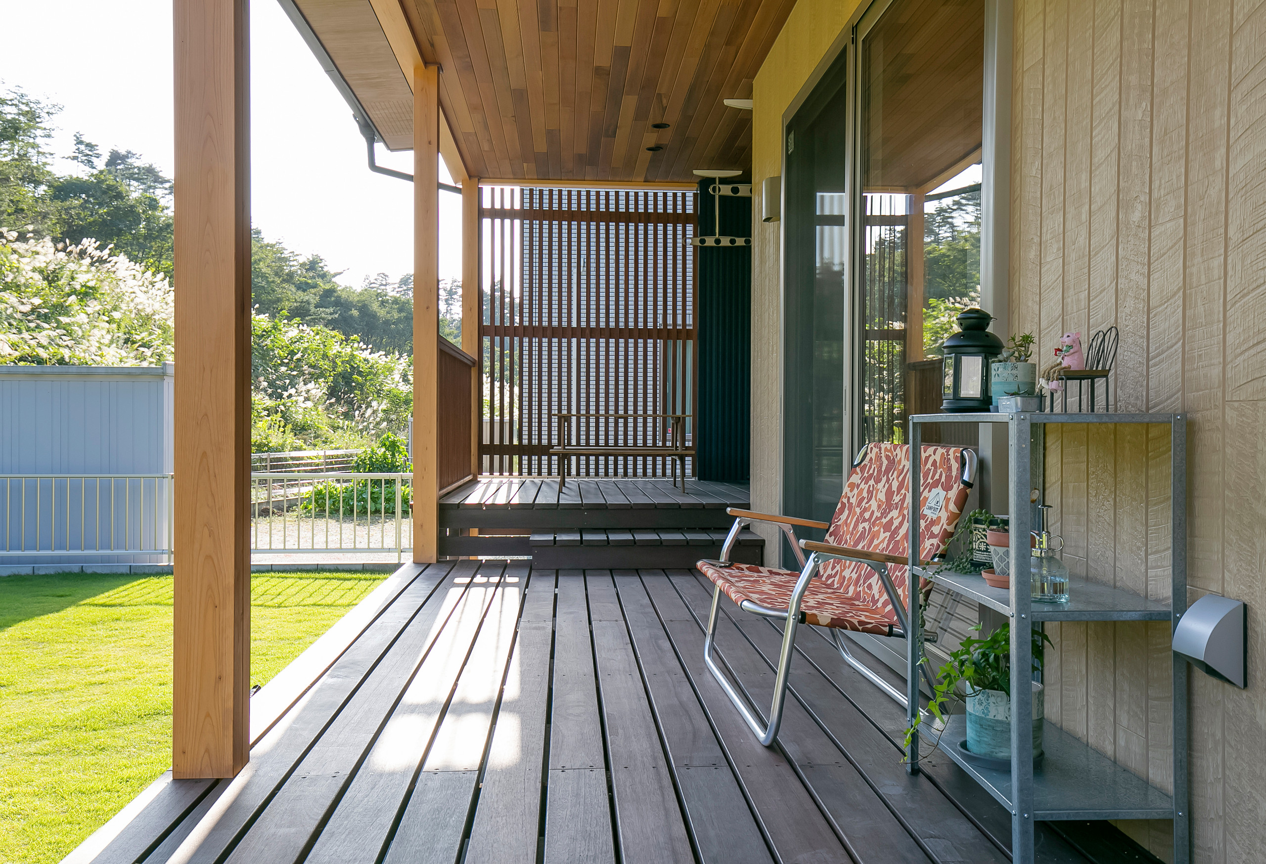 ネイビーブルー 木目調の家 ウッドデッキ Midcentury Deck Other By ウツミ工務店株式会社 Houzz