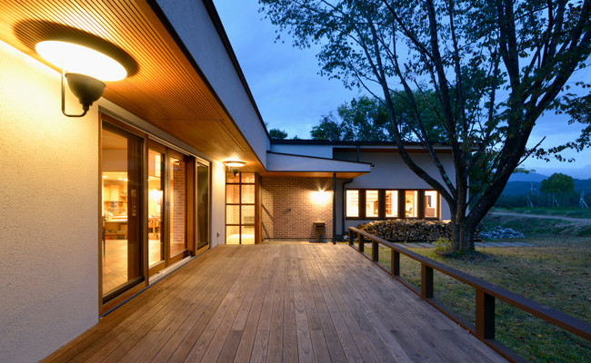 傾斜地の家 Scandinavian Deck Other By 株式会社 シーンデザイン建築設計事務所 傾斜地の家 Scandinavian Deck Other By 株式会社 シーンデザイン建築設計事務所
