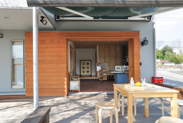 土間玄関とデッキを使ったカフェスペースのある家 Modern Entry Other By 株 独楽蔵 Komagura Houzz