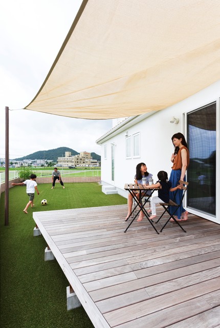 家族のコミュニケーションを深める広いお庭のある家 Casa De Campo Comedor Otras Zonas De 株式会社 アイスタイル