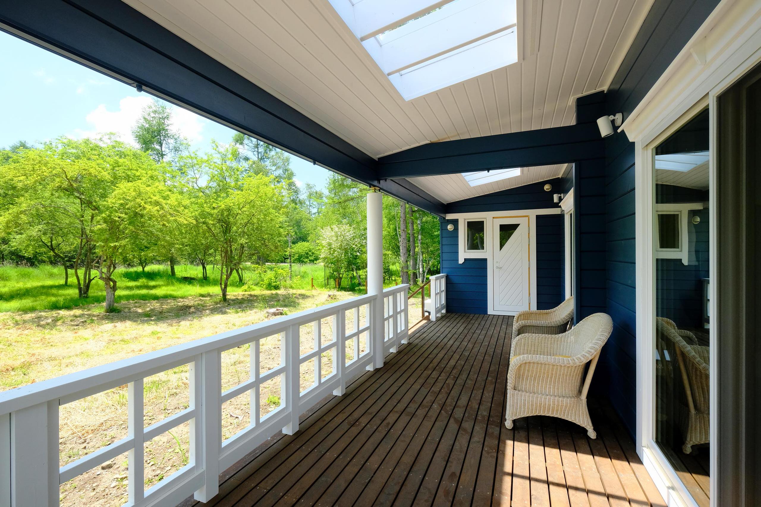 おしゃれなウッドデッキ 張り出し屋根 の画像 21年11月 Houzz ハウズ