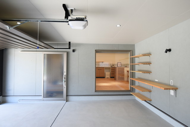 インナーガレージと２つの玄関があるお家 Industrial Garage Sonstige Von 株式会社 トピア Houzz