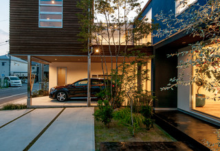 ガレージを併せ持つ住宅の外構植栽ランドスケープデザイン Modernizm Garazh Drugoe Ot Eksperta Color Label Design Office 殿村明彦 Houzz Rossiya