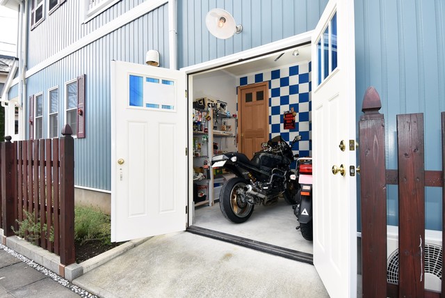 バイクガレージのあるアーリーアメリカン住宅 Coastal Garage Tokyo Suburbs By 株式会社コグマホーム Houzz