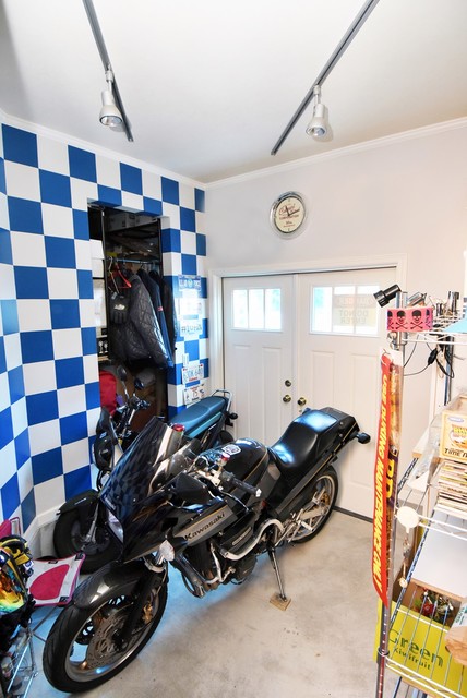 バイクガレージのあるアーリーアメリカン住宅 ビーチスタイル ガレージ 東京都下 株式会社コグマホーム Houzz ハウズ