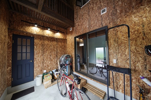 ロードバイクガレージがある三角屋根の家 Moderne Garage Autres Perimetres Par ユーディーホーム株式会社 Houzz