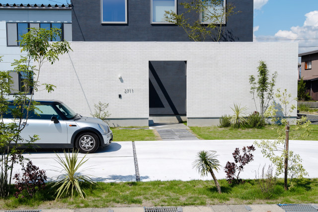 家族が集える庭があり ガレージを再考した外構植栽ランドスケープデザイン Mediterraneen Facade Autres Perimetres Par Color Label Design Office 殿村明彦 Houzz 家族が集える庭があり ガレージを再考した外構植栽ランドスケープデザイン Mediterraneen Facade Autres Perimetres Par Color Label Design Office 殿村明彦 Houzz