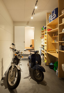 Motorrad im Garagendesign