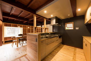 和風のおしゃれなキッチン 黒いキッチンパネル の画像 75選 22年1月 Houzz ハウズ