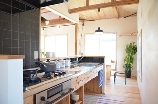 オシャレで機能的なオリジナル造作キッチン Cuisine Autres Perimetres Par 株式会社建築工房零 Houzz