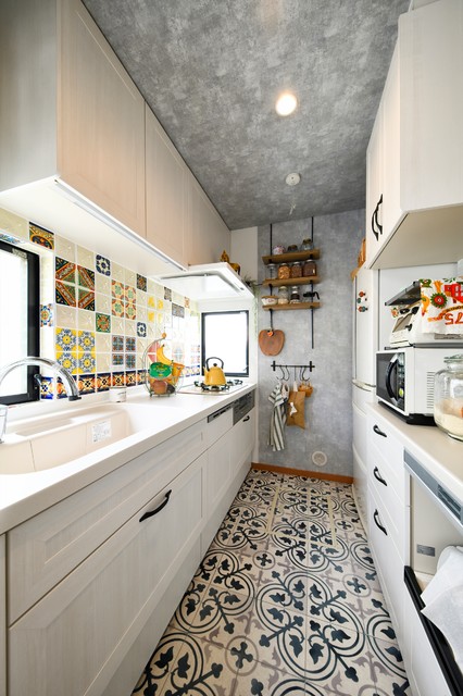カラフルなタイルでエキゾチックに メキシカンモダンのキッチン 一戸建て Mediterraneen Cuisine Autres Perimetres Par Lohas Studio ロハススタジオ Houzz