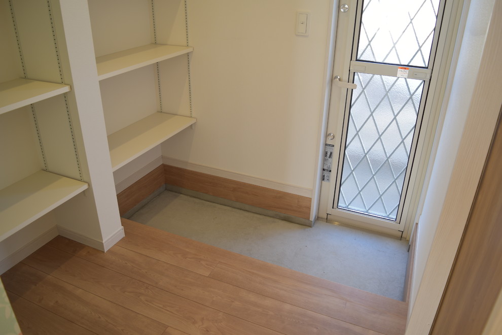 キッチン続きのパントリーには 便利な土間床 勝手口 Scandinavian Kitchen Other By 株式会社ワンズホーム Houzz