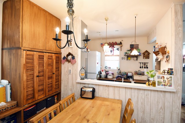 バイクガレージのあるアーリーアメリカン住宅 Country Kitchen Tokyo Suburbs By 株式会社コグマホーム Houzz Uk