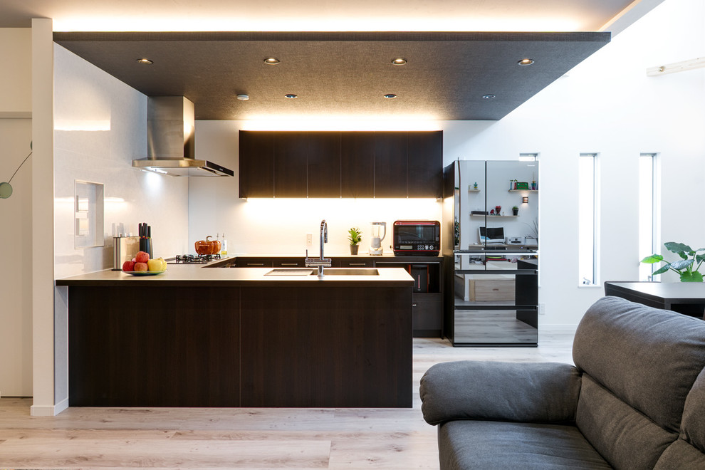リビング側ともコミュニケーションがとりやすいオープンタイプのコの字型キッチン Farmhouse Kitchen By Graftekt Houzz リビング側ともコミュニケーションがとりやすいオープンタイプのコの字型キッチン Farmhouse Kitchen By Graftekt Houzz