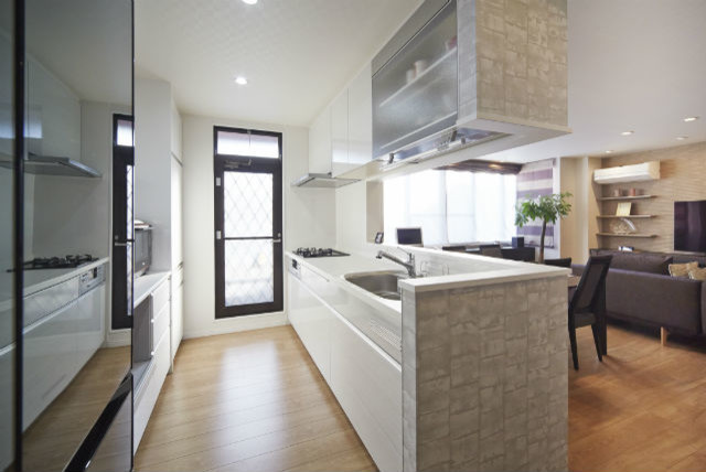 レンガ調アクセントクロスでモダンなリビングと調和する空間へ Japanese Kitchen Other By 株式会社ナサホーム Houzz