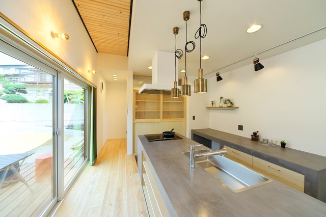 一体型のダイニングキッチンから続く窓を開けるとアウターダイニング空間へ 北欧 キッチン 他の地域 合同会社negla設計室 Houzz ハウズ