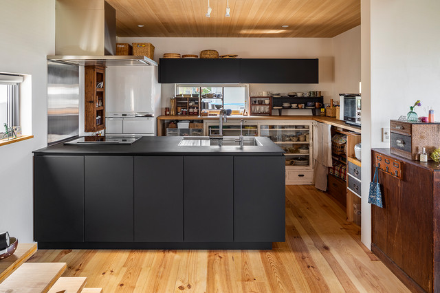 北欧シンプルモダンとアンティーク家具が融合したキッチン空間 Scandinavian Kitchen Tokyo By キッチンハウス Houzz Uk