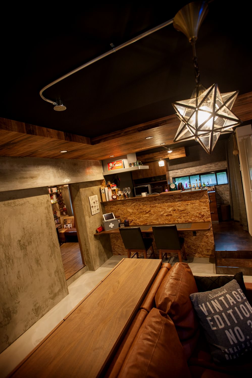 塗装の天井と木目調のクロスが空間を閉めています Industrial Kitchen Fukuoka By Renoliving Houzz