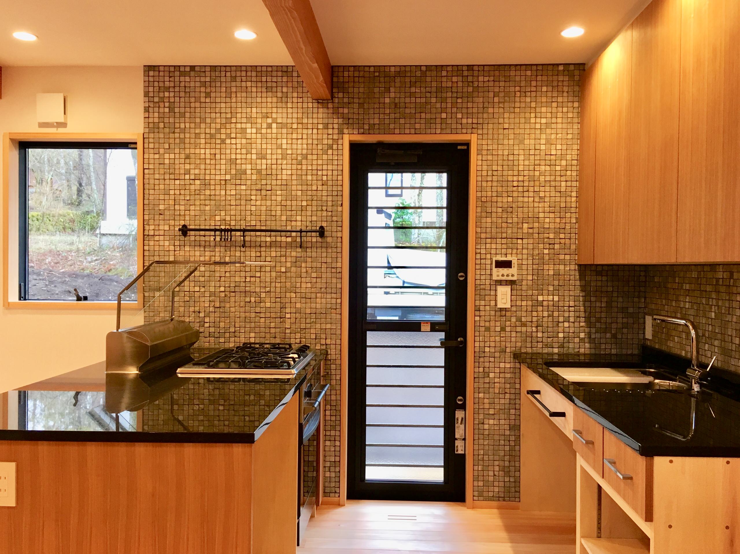 太陽熱で床暖房するソーラーシステム そよ風 の 平屋建ての家 Japanese Kitchen Other By 探彩工房設計事務所 Houzz