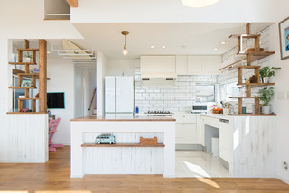 おしゃれなアイランドキッチン 白いキッチンカウンター の画像 21年9月 Houzz ハウズ