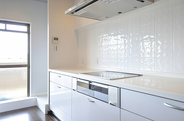 清潔な白いタイル 大阪府豊中市 Modern Kitchen Tokyo Suburbs By Lixil Kitchen リクシル キッチン Houzz Uk