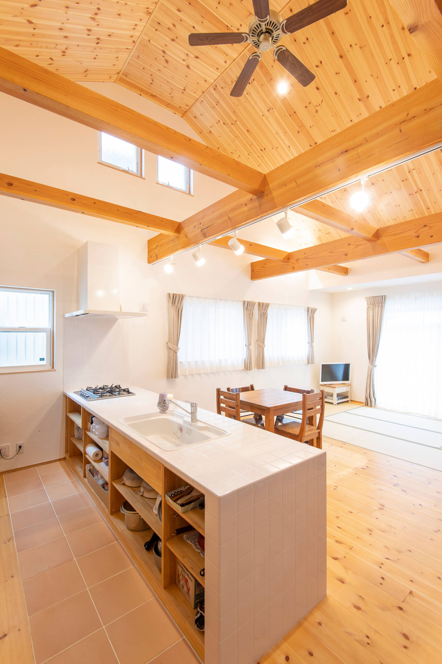 漆喰と勾配天井のパイン材に包まれた大きな吹抜けのある可愛らしい平屋 Scandinavian Kitchen Other By 有限会社家づくり舎ファミリー Houzz