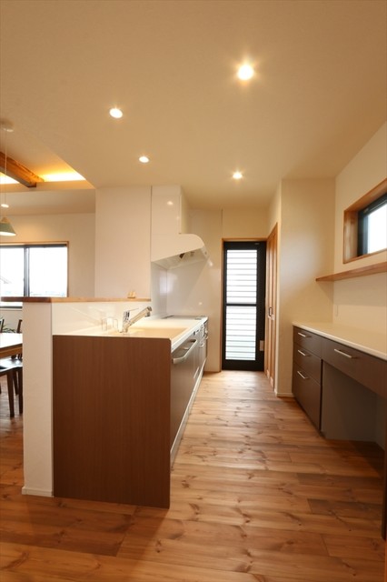 窯変瓦と白い外壁の平屋の家 Moderne Cuisine Autres Perimetres Par 株式会社大河内工務店 Houzz