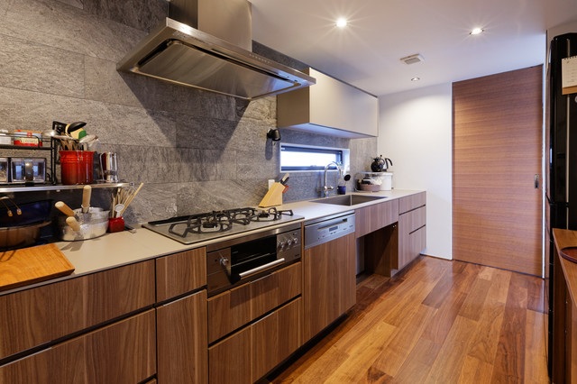 納入実例 コンクリートの打放しと木目の家具やインテリアが絶妙に調和した上質な空間 Moderne Cuisine Par キッチンハウス Houzz