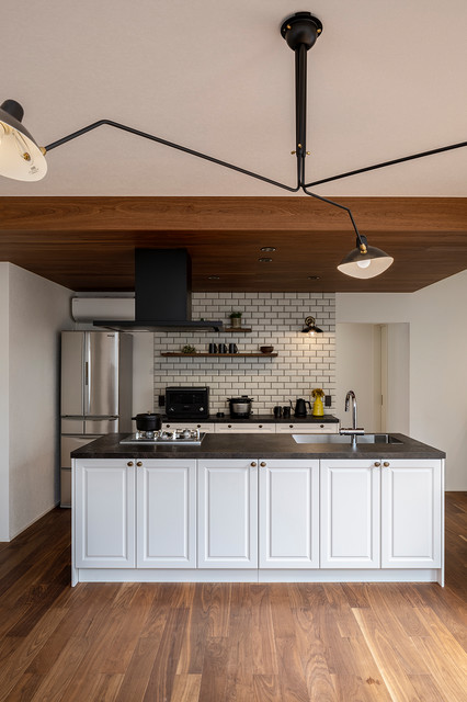 西海岸のようなヴィンテージインテリアに映える白い框扉のキッチン Industrial Kitchen Tokyo By キッチンハウス Houzz Uk