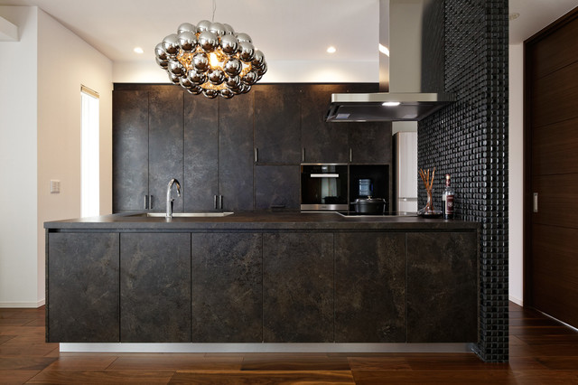 鉄釉を掛けて焼いた陶器のような色柄の素材を用いたモダンなキッチン空間 Contemporary Kitchen By キッチンハウス Houzz