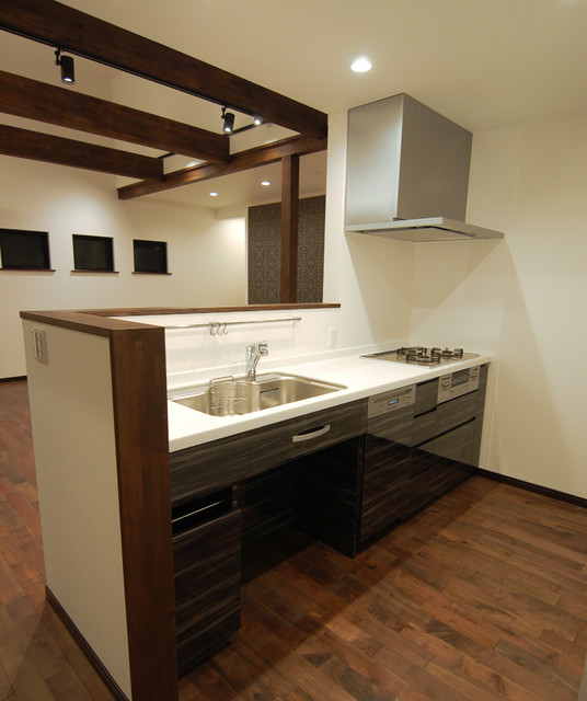 鏡面木目の機能的キッチン Asian Kitchen Other By Re Blanc テイオー産業 Houzz